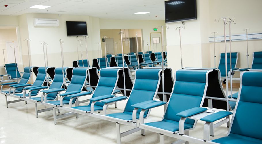 doctors-and-infusion-room-4